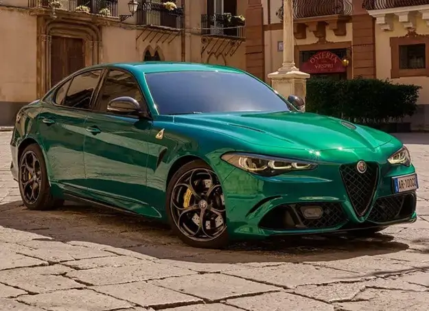 Vue avant de l'Alfa Romeo Giulia sur fond noir, mettant en avant son design sportif