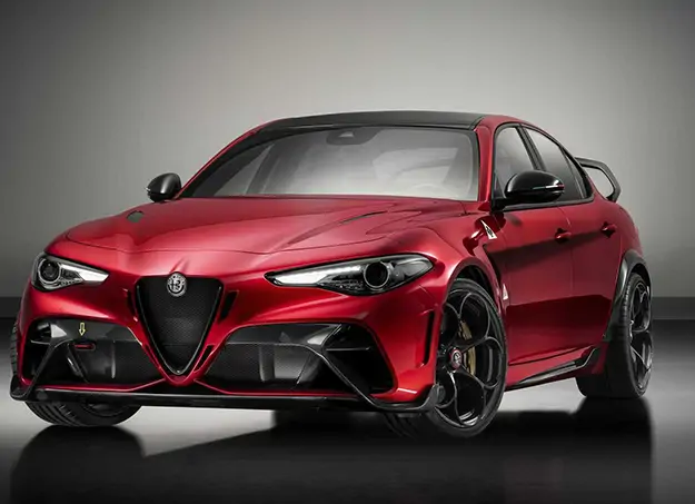 Face avant de l'Alfa Romeo Giulia mettant en valeur la calandre distinctive