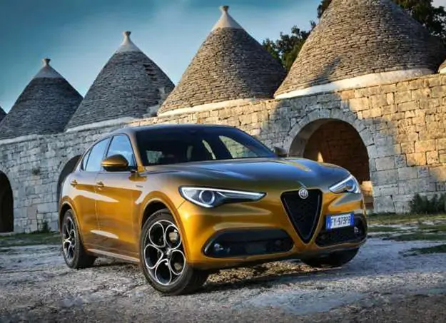 Alfa Romeo Stelvio garé devant un paysage urbain moderne
