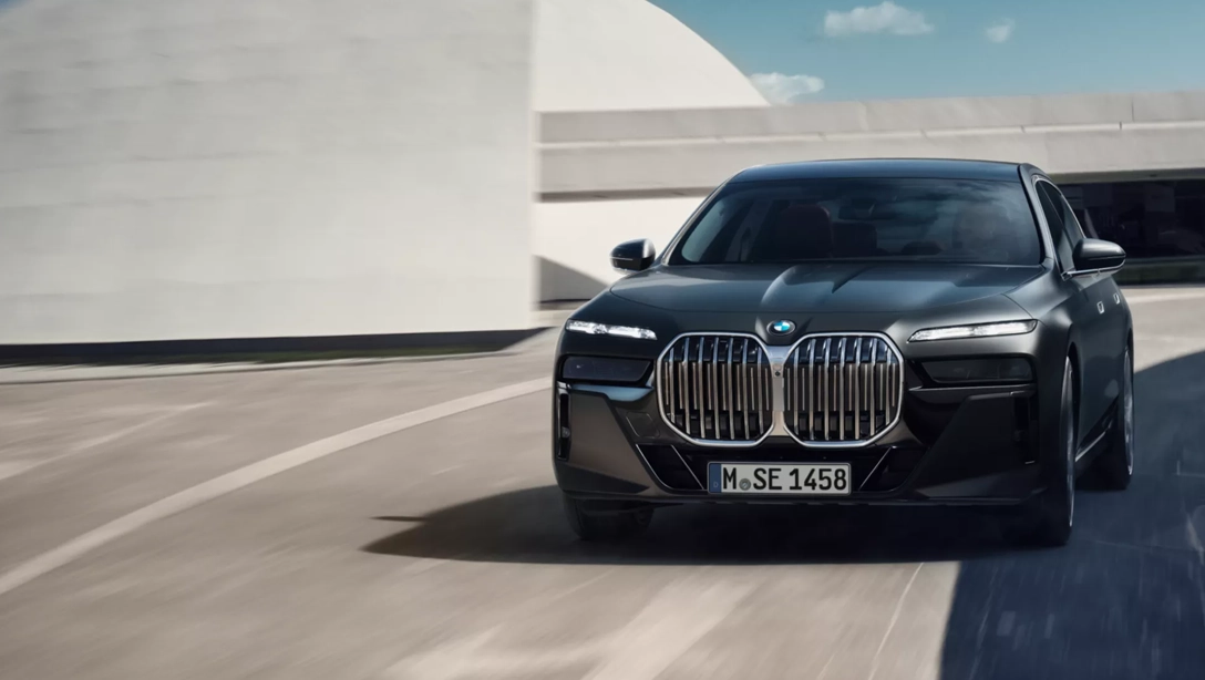 Vue avant de la BMW Série 7 sur fond sombre, mettant en valeur sa calandre iconique