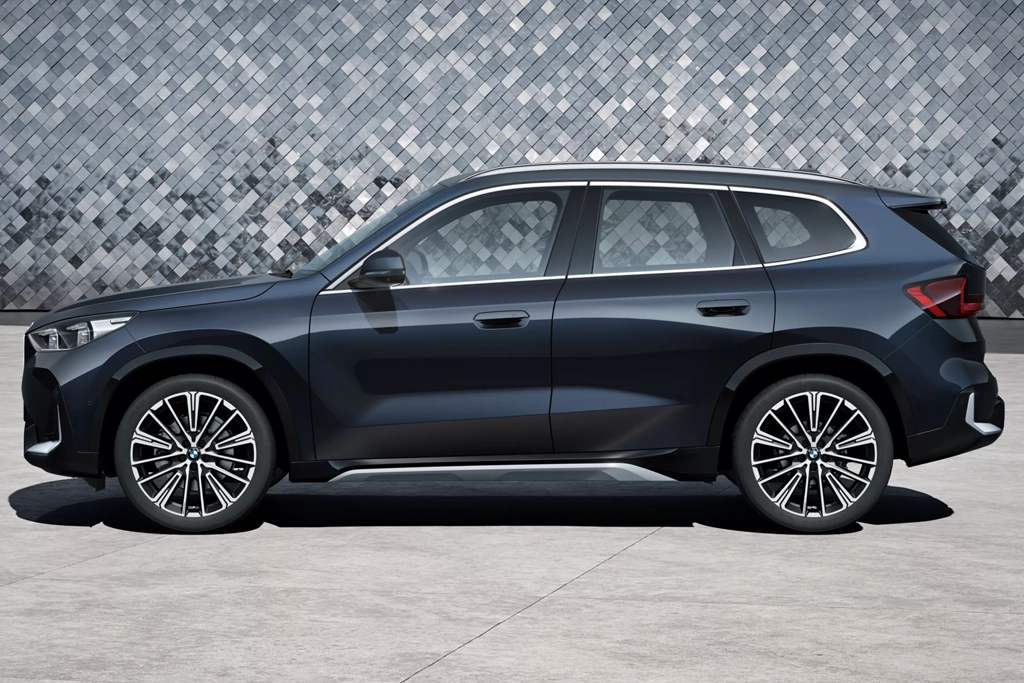 Profil latéral du BMW X1 en mouvement