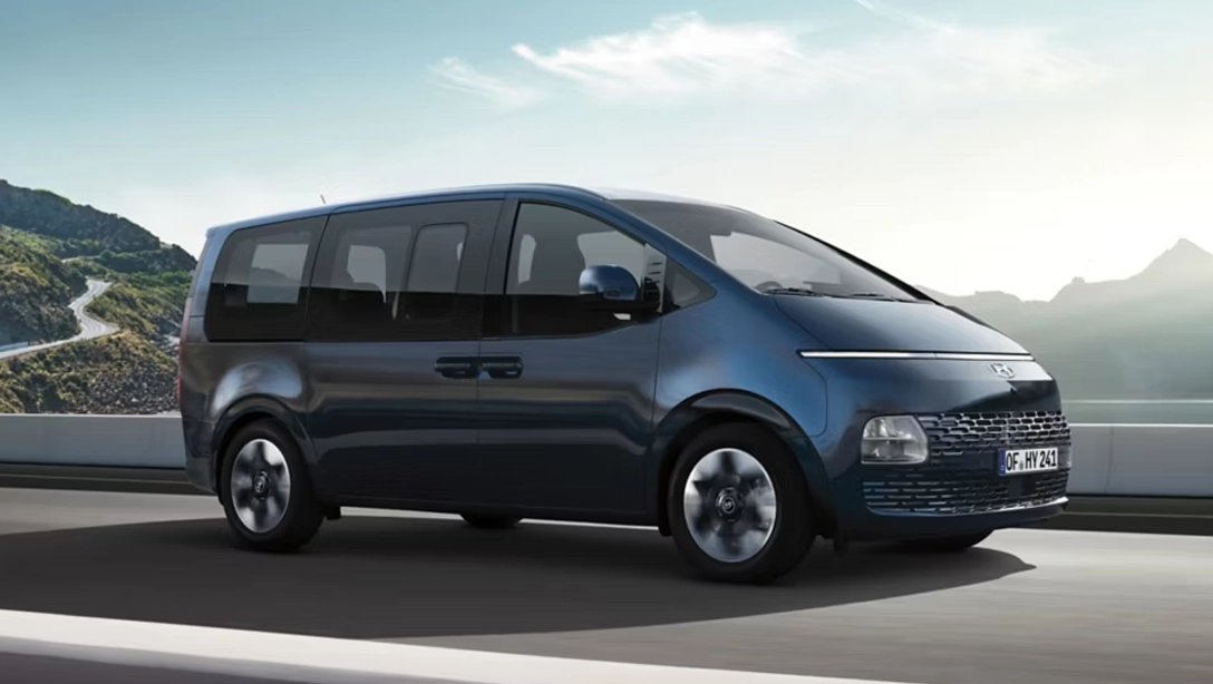 Vue avant du Hyundai STARIA Diesel sur fond sombre