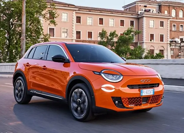 Fiat 600 vue de trois-quarts avant, mettant en avant son style