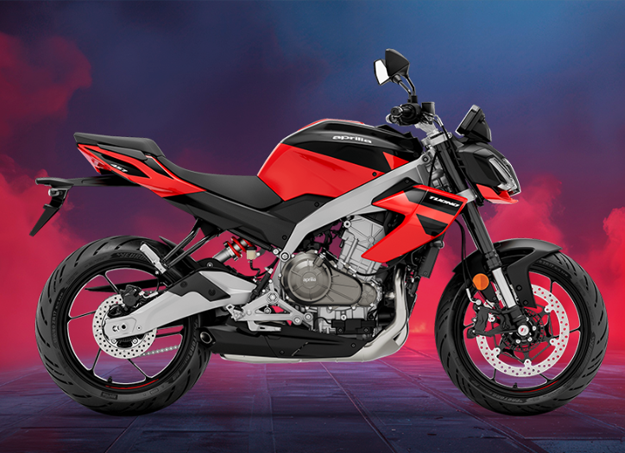 Profil latéral de l’Aprilia Tuono 457 sur route