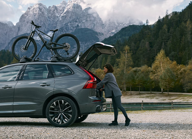 Coffre du Volvo XC60 avec sellerie haut de gamme et écran central