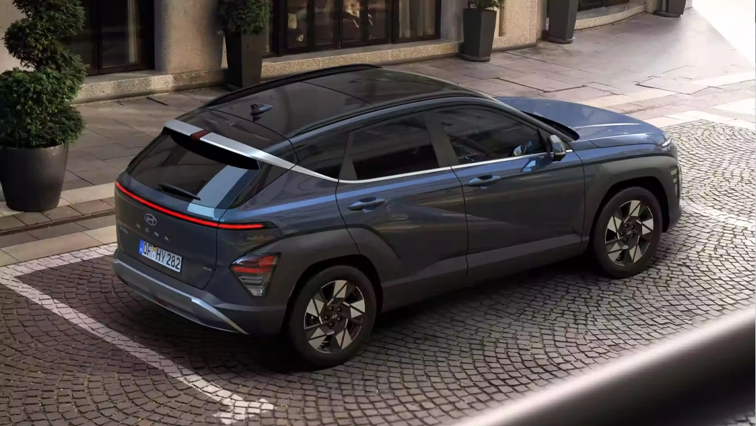 Vue avant du Hyundai KONA Hybrid sur fond sombre