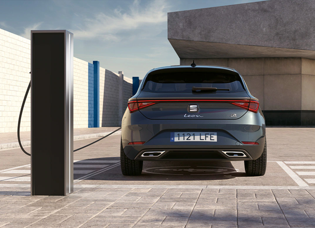 Vue arrière de la Seat Leon 2025 en mouvement sur route