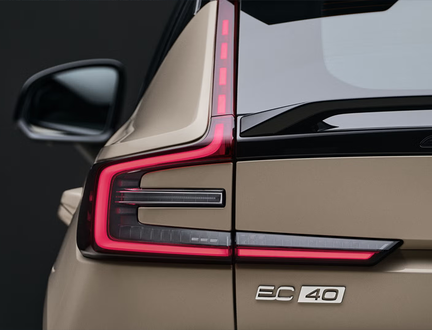 Vue avant du Volvo EC40 électrique sur fond sombre