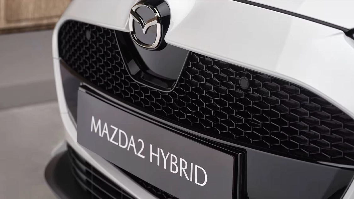 Vue avant de la Mazda 2 mettant en avant la calendre